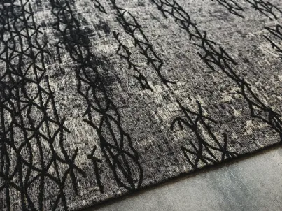 Tappeto Mumbai grigio e nero tessuto in cotone e ciniglia a rilievo di Cattelan Italia