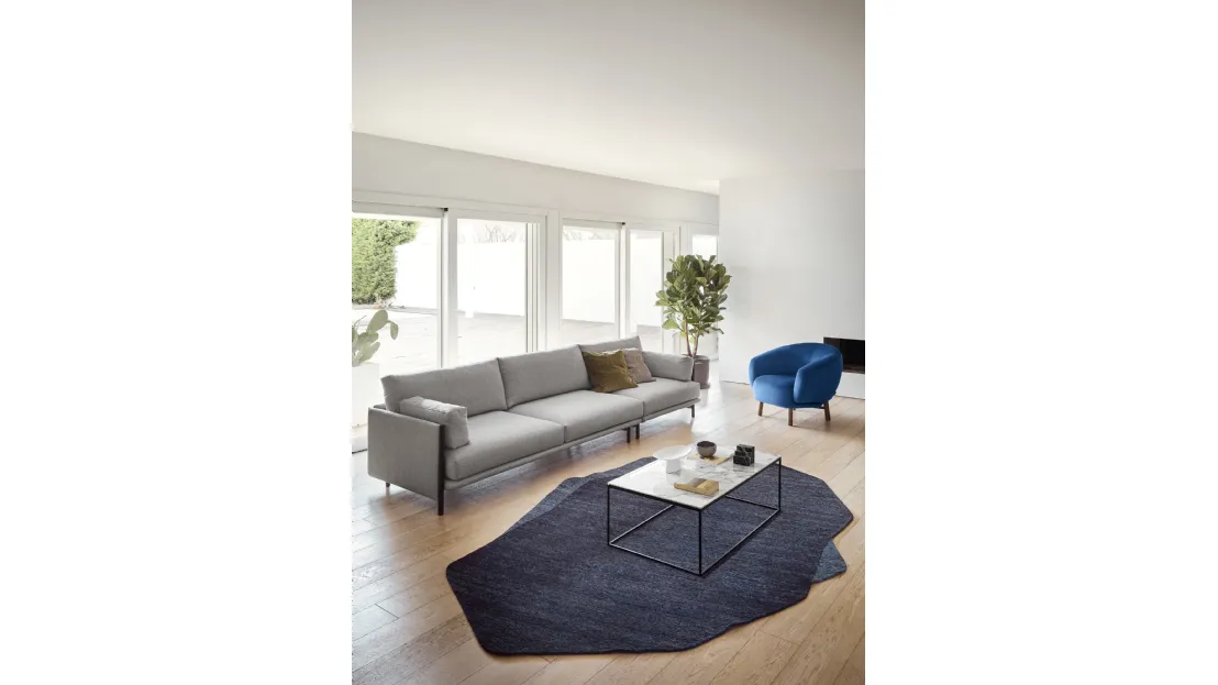 Tappeto a due colori con forma irregolare che ricorda una roccia Roche di Calligaris
