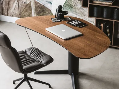 Scrittoio Malibù con base in acciaio verniciato goffrato e piano in Noce Canaletto di Cattelan Italia