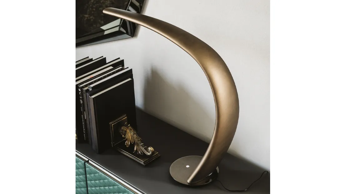 Lampada da tavolo in poliuretano con base in acciaio Mamba di Cattelan Italia