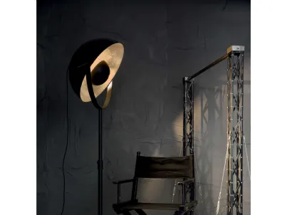 Lampada da terra Stage in metallo con treppiede regolabile in altezza e diffusore orientabile, decorato internamente in foglia oro di Ideal Lux