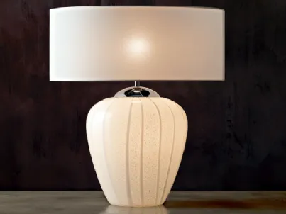 Lampada da tavolo Strip con vaso bianco e argento con colature di vetro e paralume in tessuto bianco di Le Fablier