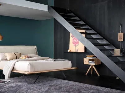 Letto con giroletto in legno e testiera in tessuto Diamante di Alta Corte