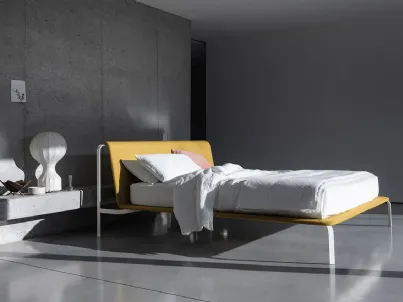 Letto minimal ed elegante con testiera in tessuto e struttura in metallo Bend di Bolzan Letti