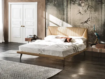 Letto con testiera sagomata imbottita e rivestita in ecopelle Amadeus di Cattelan Italia