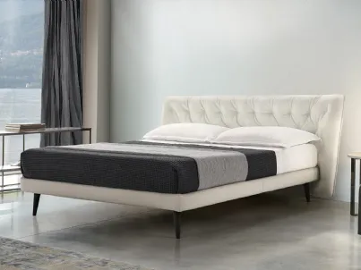 Letto classico reinterpretato in chiave moderna con testiera avvolgente in lavorazione Capitonnè Gea di Rosini Night