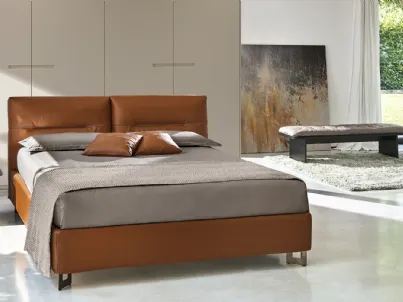 Letto in pelle con testiera impreziosita da un bordino personalizzabile Iride di Rosini Night