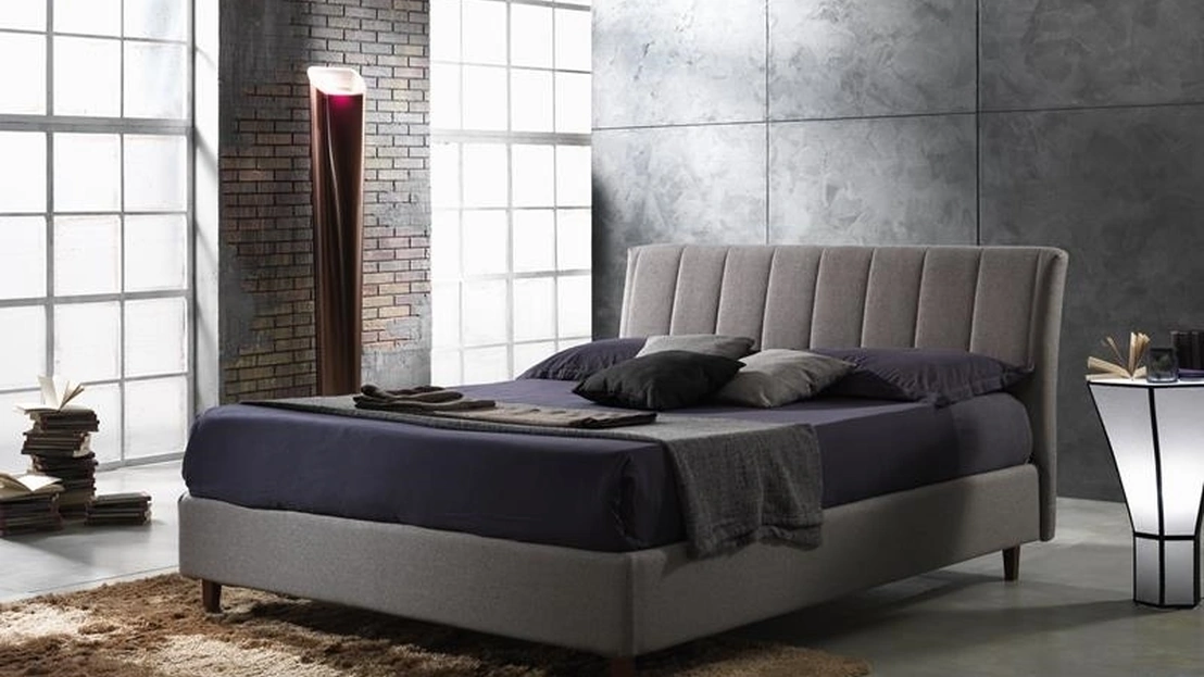 Letto in tessuto imbottito con testiera trapuntata Manon di Hoppla