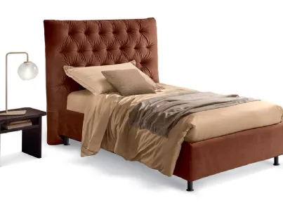 Letto singolo classico rivisitato in chiave moderna con testiera decorata con imbottitura capitonnè Artemide di Rosini Night