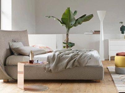 Letto in tessuto Softly con testiera morbida di Calligaris