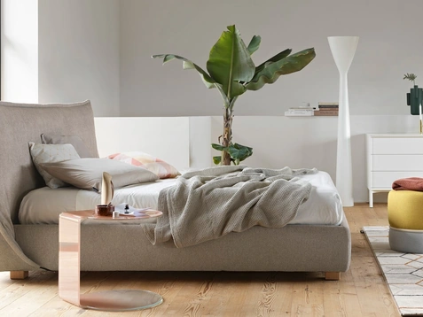 Letto in tessuto Softly con testiera morbida di Calligaris