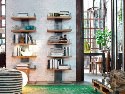 Libreria componibile Infinity con struttura in ferro e ripiani in Rovere massello di Devina Nais