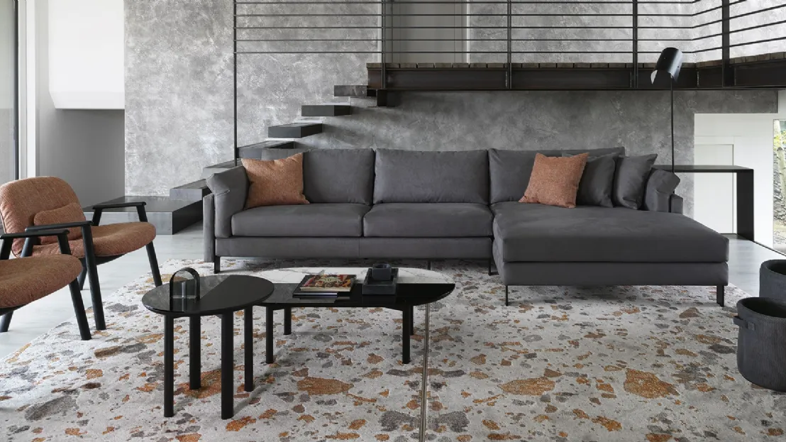 Divano in tessuto con penisola e piedini minimalisti in metallo Meridien di Calligaris
