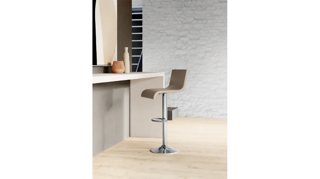 Sgabello regolabile Ermes con seduta rivestita in ecopelle di Arredo3