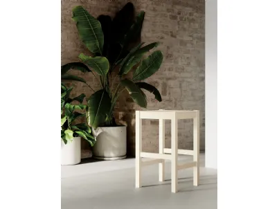 Sgabello Petit con struttura e seduta in legno laccato di Arredo3