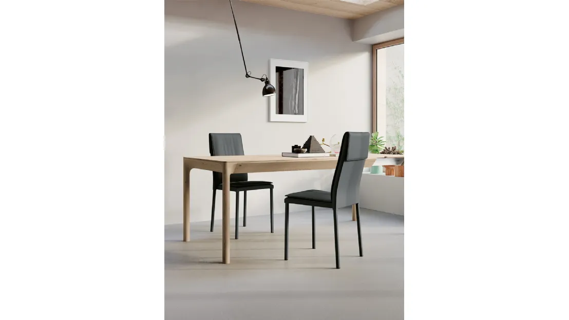 Sedia Sandy con struttura in metallo, imbottita e completamente rivestita in ecopelledi Arredo3