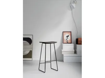 Sgabello Sigma L con struttura in acciaio verniciato e seduta in Frassino di Arredo3