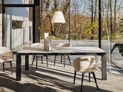 Sedia Anime in tessuto imbottito con gambe in legno di Calligaris