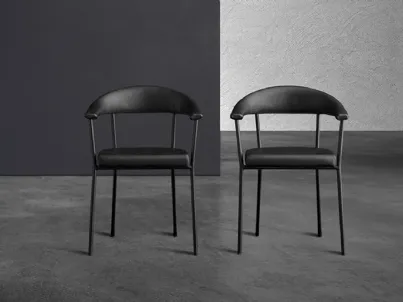 Sedia Director in ecopelle nera con struttura in tubolare metallico industrial di Devina Nais