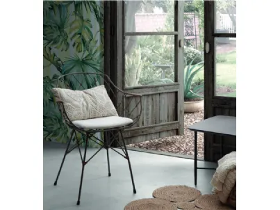 Sedia con struttura in metallo e dettagli in rattan, cuscino bianco da seduta, Energy di La Forma