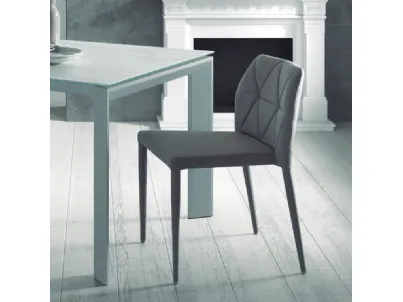 Poltroncina in tessuto trapuntato a vari colori, gambe in metallo verniciato grigio, Gravite di La Forma
