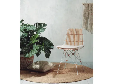 Sedia in rattan con struttura in metallo e gambe sottili a giochi di incroci, Isnaia di La Forma