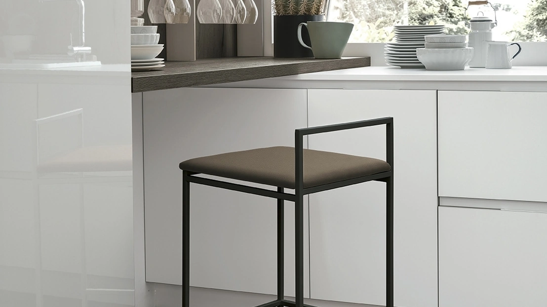 Sgabello in metallo con seduta in ecopelle July di Sedit