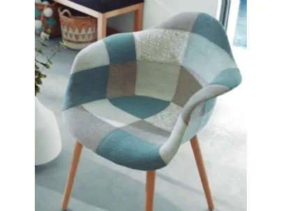 Poltroncina con braccioli in tessuto patchwork, imbottita, su gambe di legno, Kenna di La Forma