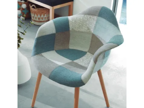 Poltroncina con braccioli in tessuto patchwork, imbottita, su gambe di legno, Kenna di La Forma