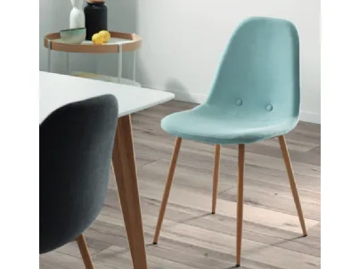 Sedia con struttura in legno chiaro, rivestita in tessuto colorato con 2 bottoni, Lissy di La Forma