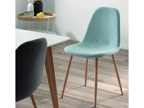 Sedia con struttura in legno chiaro, rivestita in tessuto colorato con 2 bottoni, Lissy di La Forma