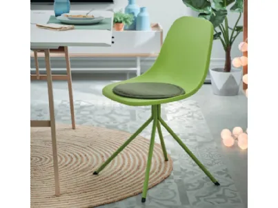 Sedia con gambe a incrocio in metallo verniciate di verde, seduta in polipropilene, Mint di La Forma