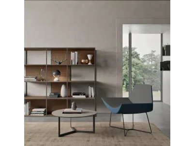 Poltroncina avvolgente bicolore in tessuto con base a croce, Diamante di Orme