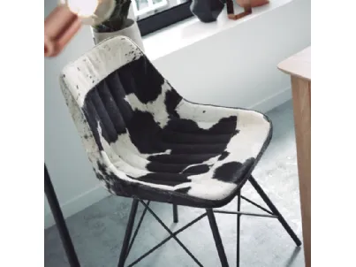 Sedia con struttura in metallo verniciato nero, rivestimento in vera pelle bianco/nera, Tribu di La Forma