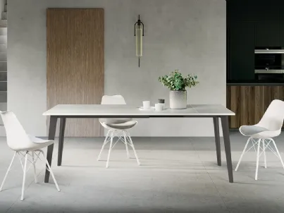 Tavolo allungabile Maya con top in laminato e gambe in metallo verniciato di Arredo3