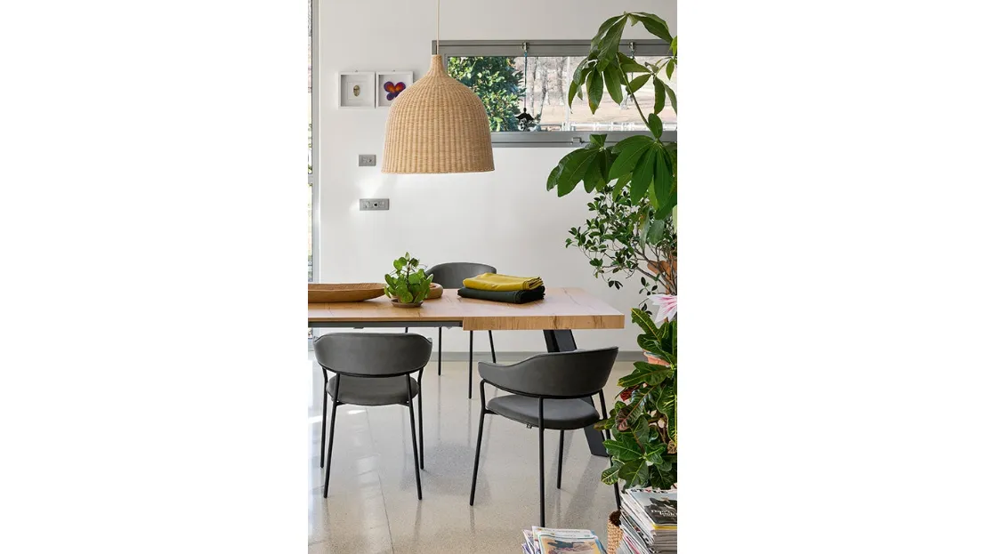 Tavolo allungabile in legno di faggio con top in nobilitato rovere naturale Bold di Connubia