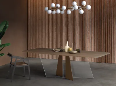 Tavolo Copenhagen con piano in Rovere, bordo a saponetta e arrotondato con base in vetro e ferro di Devina Nais