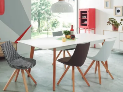 Tavolo con gambe oblique tonde in massello di rovere, piano bianco, Metty di La Forma