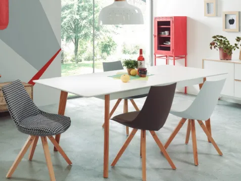 Tavolo con gambe oblique tonde in massello di rovere, piano bianco, Metty di La Forma