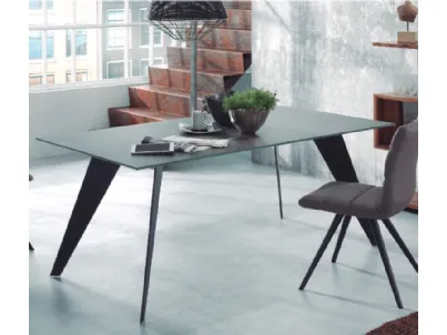 Tavolo dal piano rettangolare in Iron Corten, gambe oblique in acciaio, Nack di La Forma