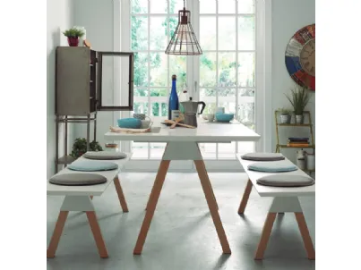 Tavolo con gambe a piramide in legno di acero, top in fibra di legno bianco, Stick di La Forma