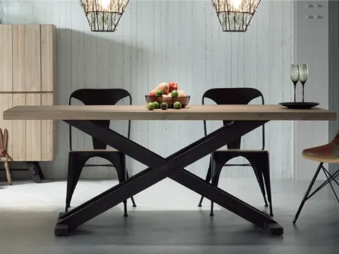 Tavolo con gambe in metallo antracite ad incrocio, top in legno di acacia, Vita di La Forma