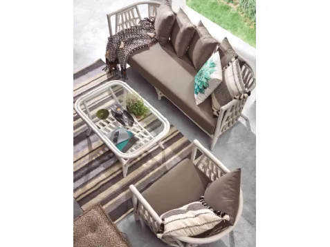 Salottino da giardino in rattan bianco e cuscini grigi inclusi, tavolino con top in vetro, Crampton di La Forma