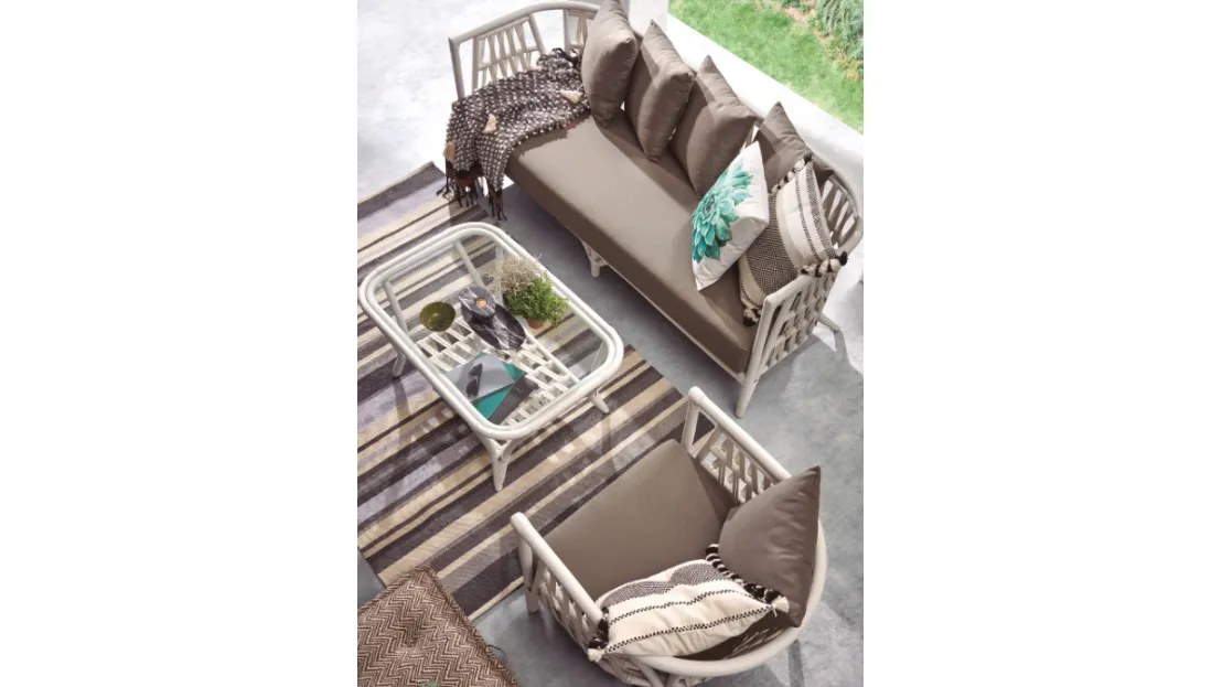 Salottino da giardino in rattan bianco e cuscini grigi inclusi, tavolino con top in vetro, Crampton di La Forma
