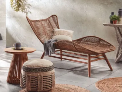 Salottino con lettino relax in legno eucalipto, tavolino in teak, pouf etnico, Kubic di La Forma