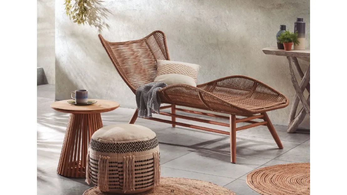 Salottino con lettino relax in legno eucalipto, tavolino in teak, pouf etnico, Kubic di La Forma
