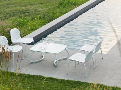 Poltroncina da esterni impilabile in polipropilene con gambe in acciaio verniciato Ninfea Relax di Nardi