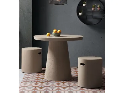 Tavolo circolare diam. cm. 90 e sgabelli/poggiapiedi da esterni realizzati in cemento, Rhette di La Forma