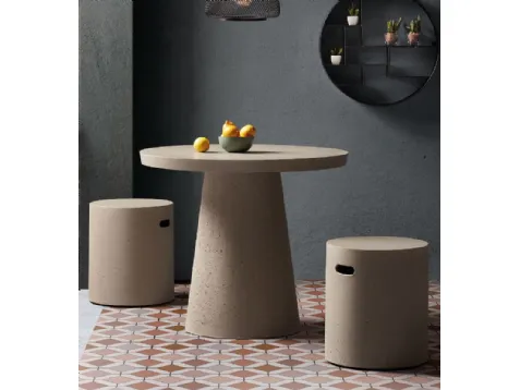 Tavolo circolare diam. cm. 90 e sgabelli/poggiapiedi da esterni realizzati in cemento, Rhette di La Forma