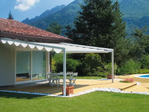 Pergola con copertura Alutecnic in tessuto PVC ignifugo, oscurante, impermeabile, altamente stabile e non soggetto ad allungamenti e cedimenti di Pratic